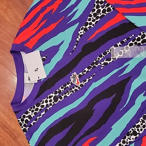 NWT Women's Nike sweatshirt - Picture 5 of 10